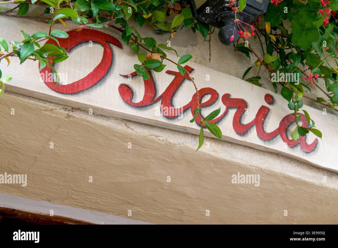 Signe typique d'Osteria talian (en anglais taverne) peint sur un mur de pierre à l'entrée d'un restaurant confortable à Pienza, en Toscane Banque D'Images