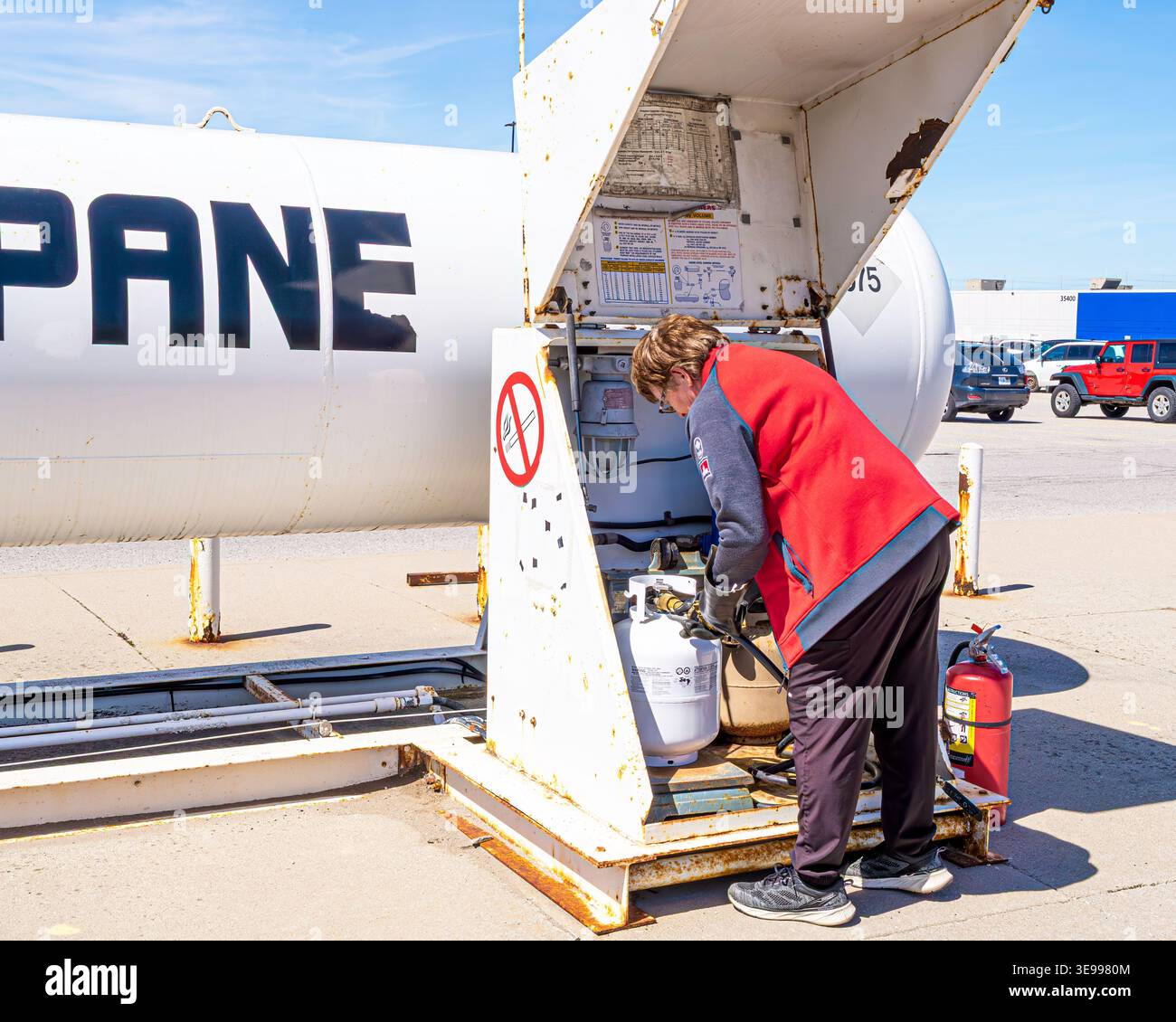 Un préposé remplit un réservoir de propane de 20 livres dans un centre de distribution de gaz à Goderich, en Ontario, par une belle journée de printemps. 17 avril 2026. Banque D'Images