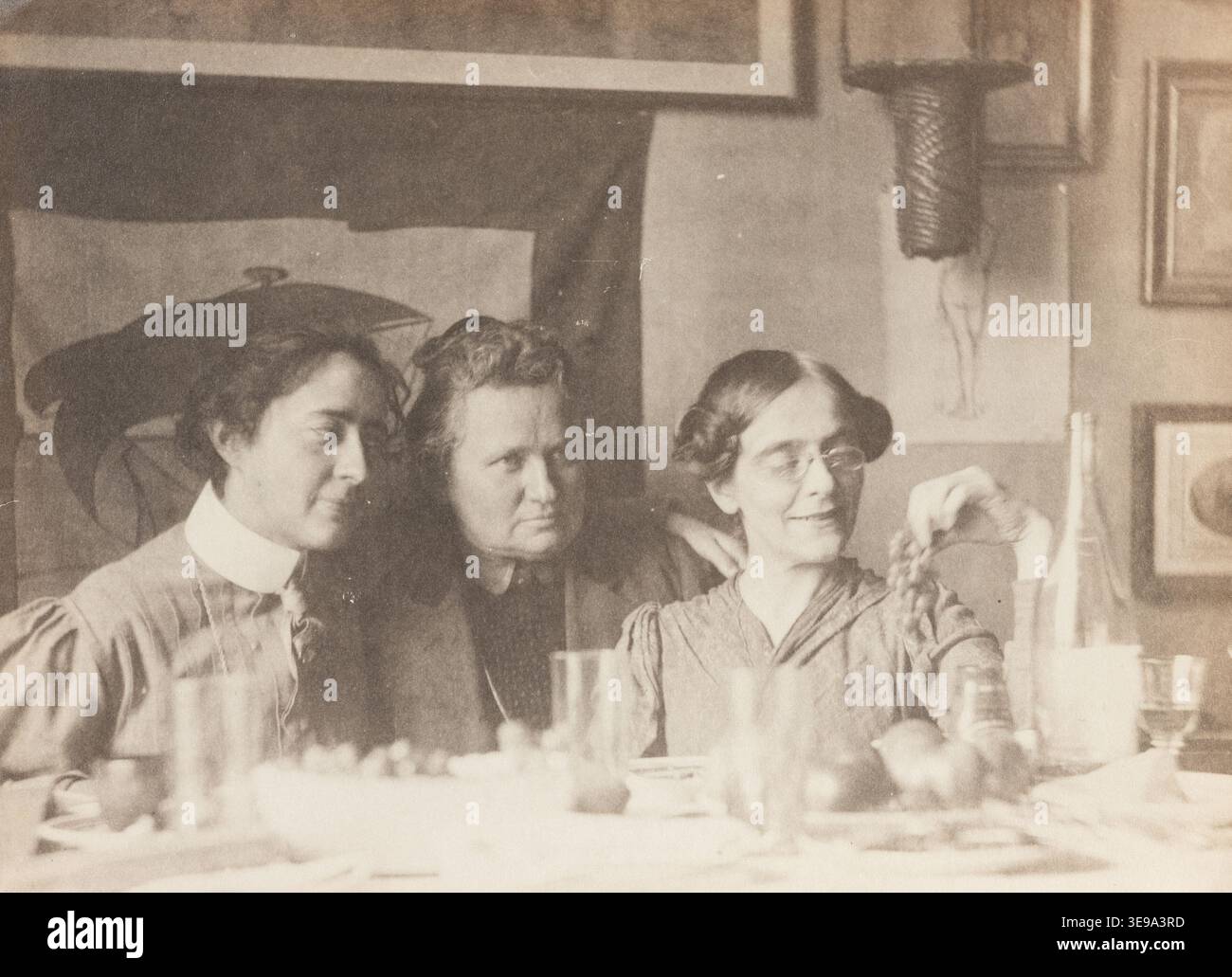 Mathilde Battenberg, Ottilie W. Roederstein et Ida Gerhardi sont des artistes remarquables de la fin du XIXe siècle et du début du XXe siècle. Cette photographie, prise en mai 1904, représente les trois femmes de l'atelier parisien de Roederstein, situé au 108 boulevard du Montparnasse. L’image d’archives documente un moment clé de leur carrière artistique. Banque D'Images