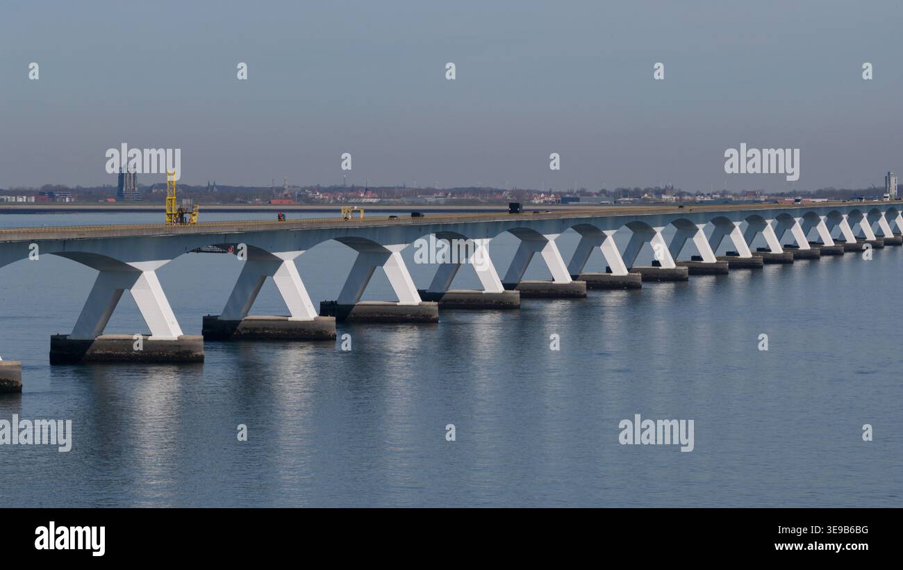 Vue aérienne du pont Zeeland avec ses emblématiques piliers en béton blanc en forme de X s'étendant sur l'Oosterschelde sous un ciel bleu clair Zierikzee, Zeel Banque D'Images