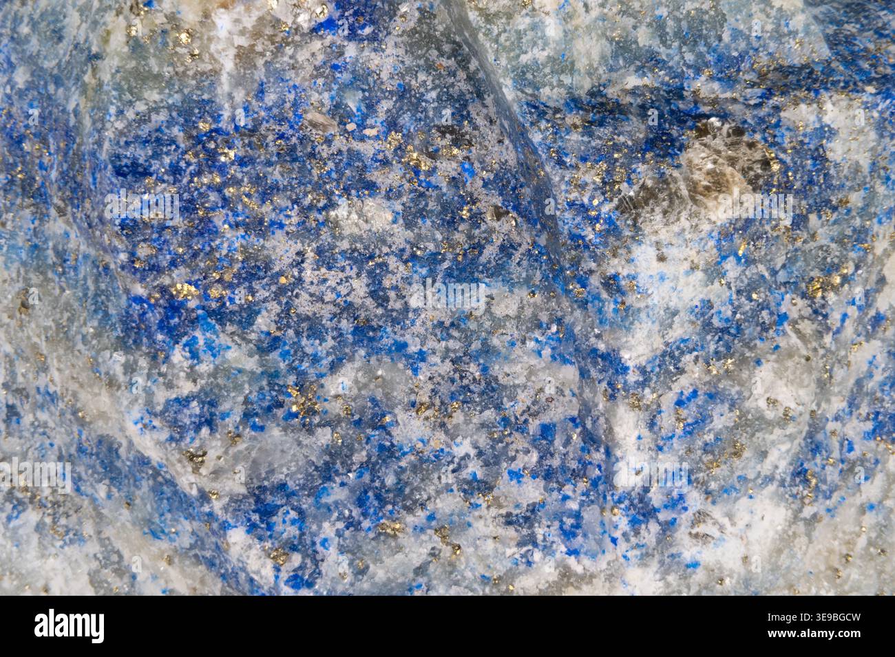 Texture minérale bleu profond avec des taches d'or et des reflets cristallins, surface en pierre veloutée idéale pour la marque de bijoux et les arrière-plans haut de gamme, riche SAT Banque D'Images