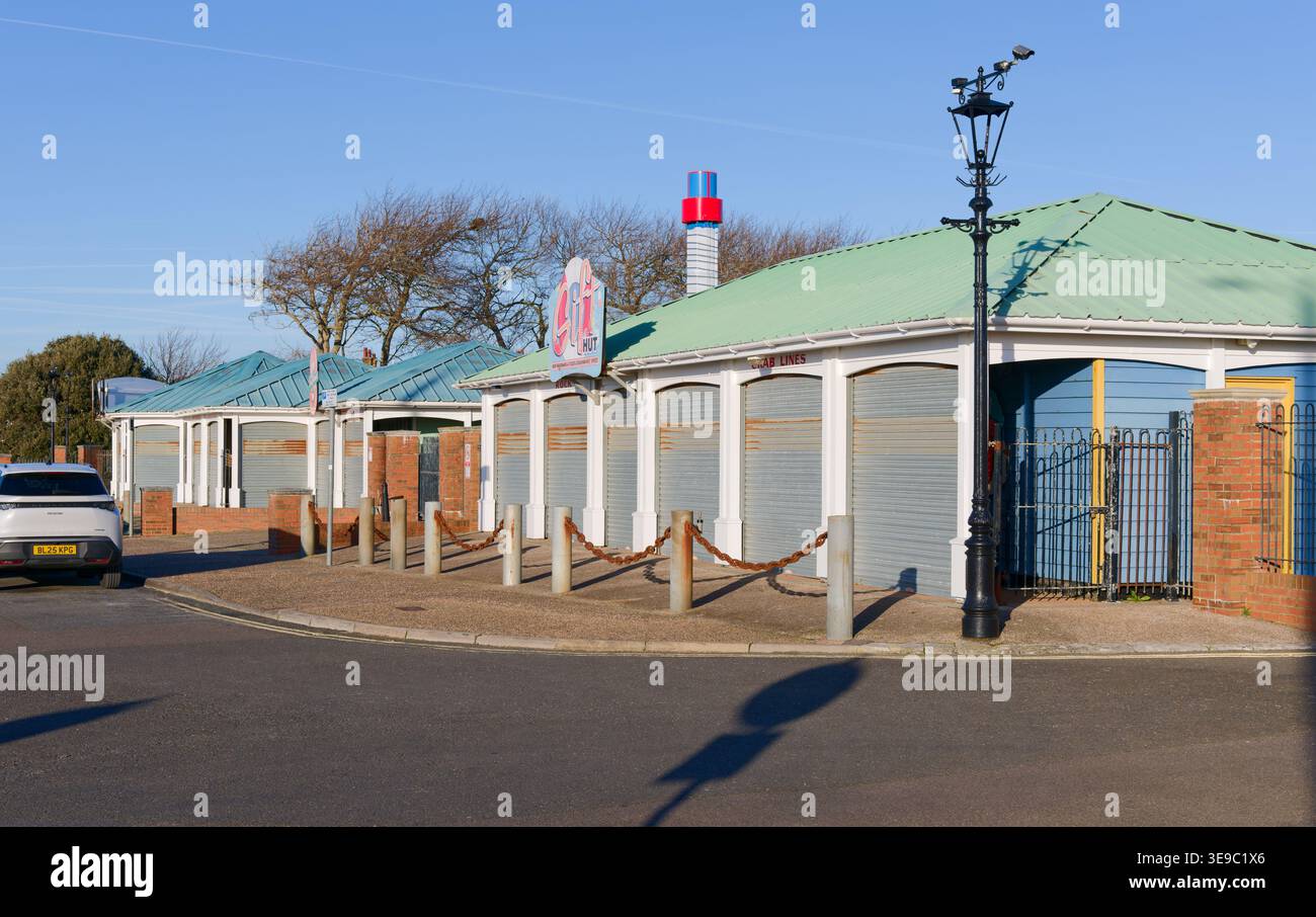Boutiques de cadeaux fermées avec volets au Harbour Park à Littlehampton, West Sussex, Angleterre, Royaume-Uni. Banque D'Images