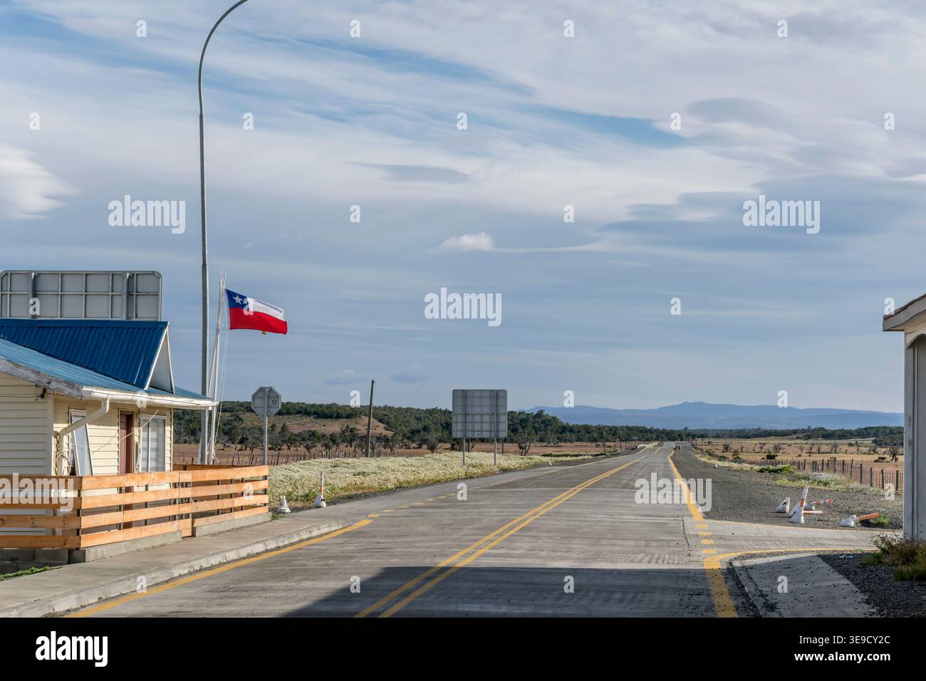Paysage avec la lumière du matin au-dessus du drapeau chilien et de la route sur le no man's Land hors de la frontière chilienne, tourné dans une lumière d'été brillante à Casas Viejas, Ultima Banque D'Images