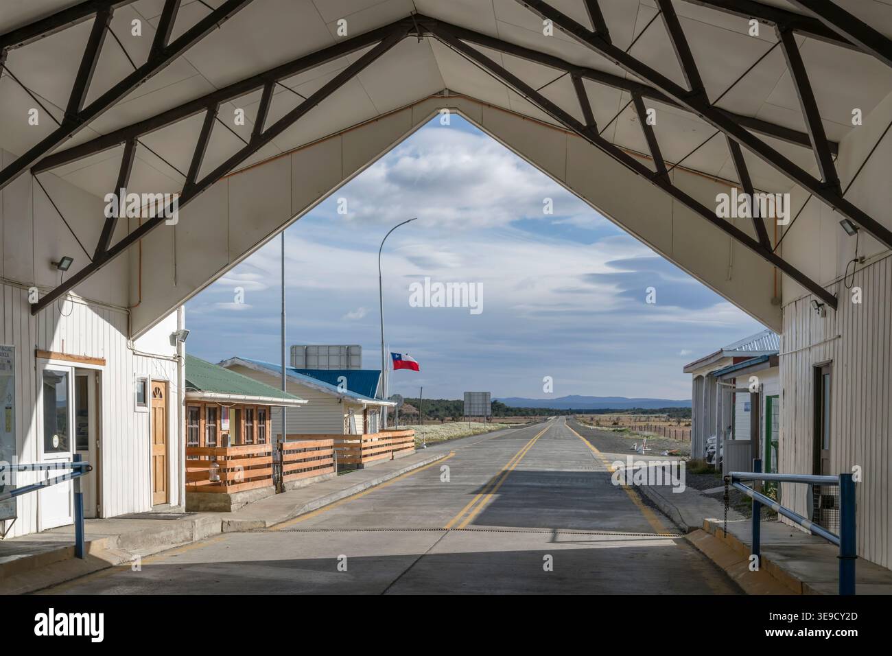 Projection du toit à la frontière chilienne et de la route sur le no man's Land hors d'abri, tourné dans la lumière brillante de l'été matin à Casas Viejas, Ultima Esperanza, Mag Banque D'Images