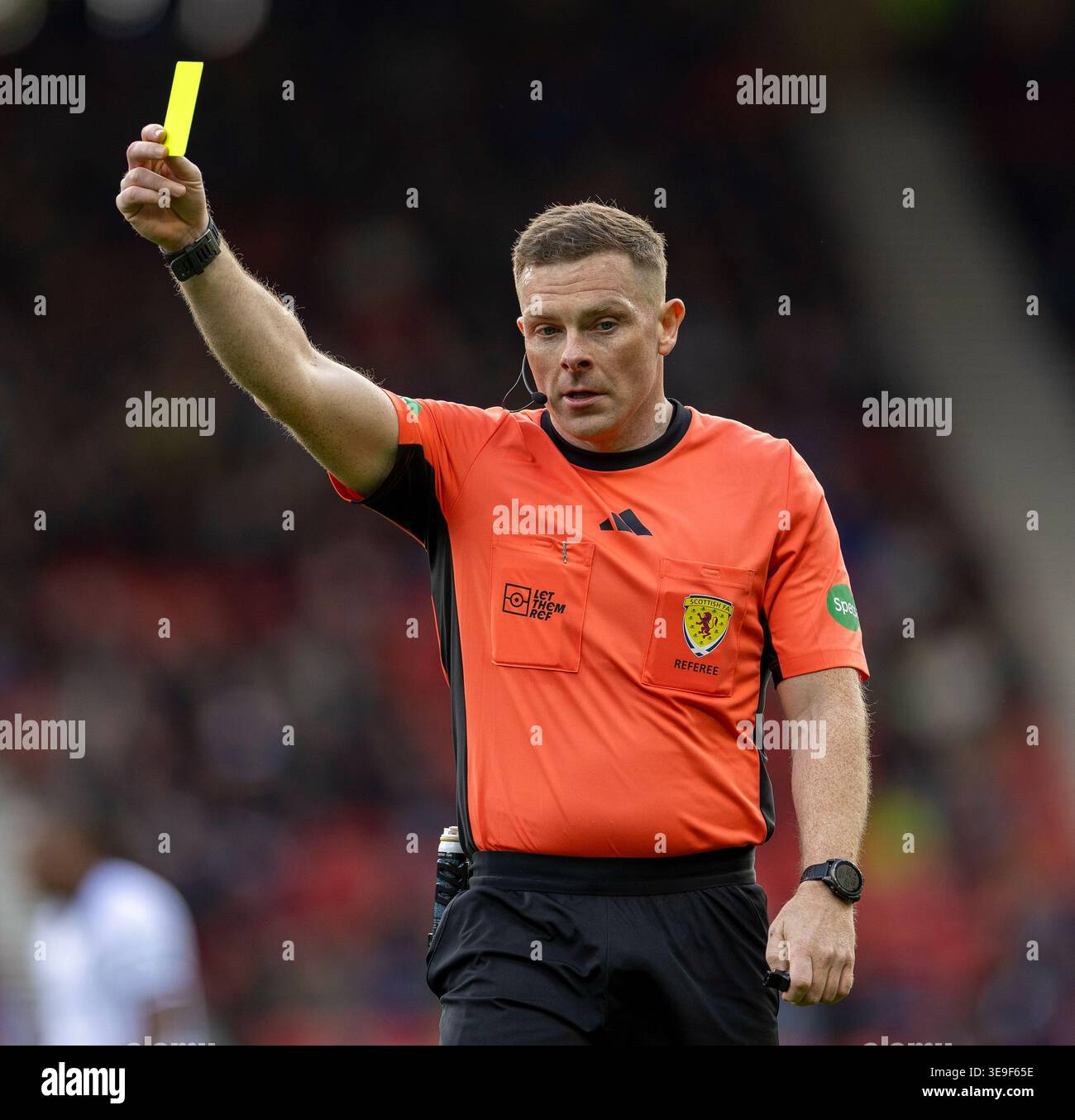 Hampden Park, Glasgow, Royaume-Uni. 18 avril 2026. Scottish Cup Football, Dunfermline Athletic contre Falkirk ; l'arbitre John Beaton tient un carton jaune à Filip Lissah de Falkirk Credit : action plus Sports/Alamy Live News Banque D'Images