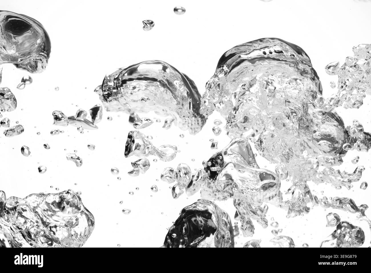 Eau pure avec des bulles sur fond blanc Banque D'Images