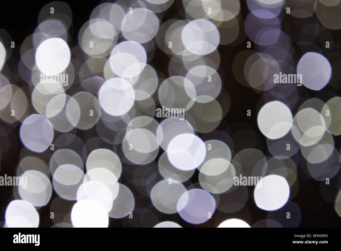 Lumières bokeh abstraites blanches et grises sur fond sombre Banque D'Images