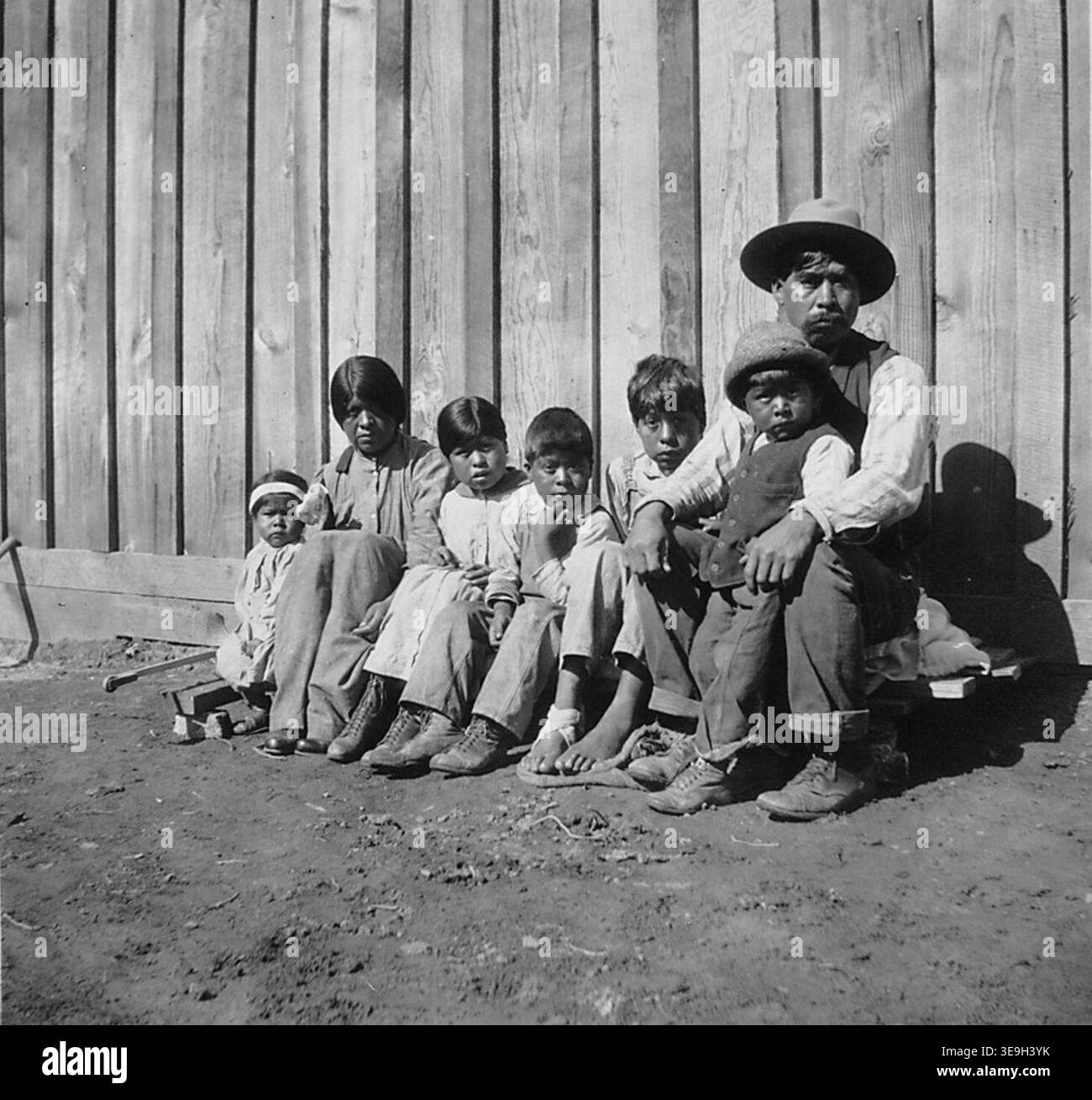 Photographie avec texte de la famille Chuckachancy près d'Oakhurst, Californie. Ceci est tiré d'un rapport d'enquête de Fresno et... Banque D'Images
