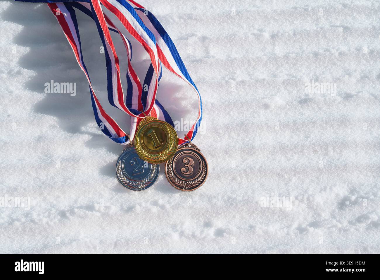 médaille d'or sur les pistes de ski texturées dans la neige - sport d'hiver concept réussi. Ski, biathlon. Banque D'Images