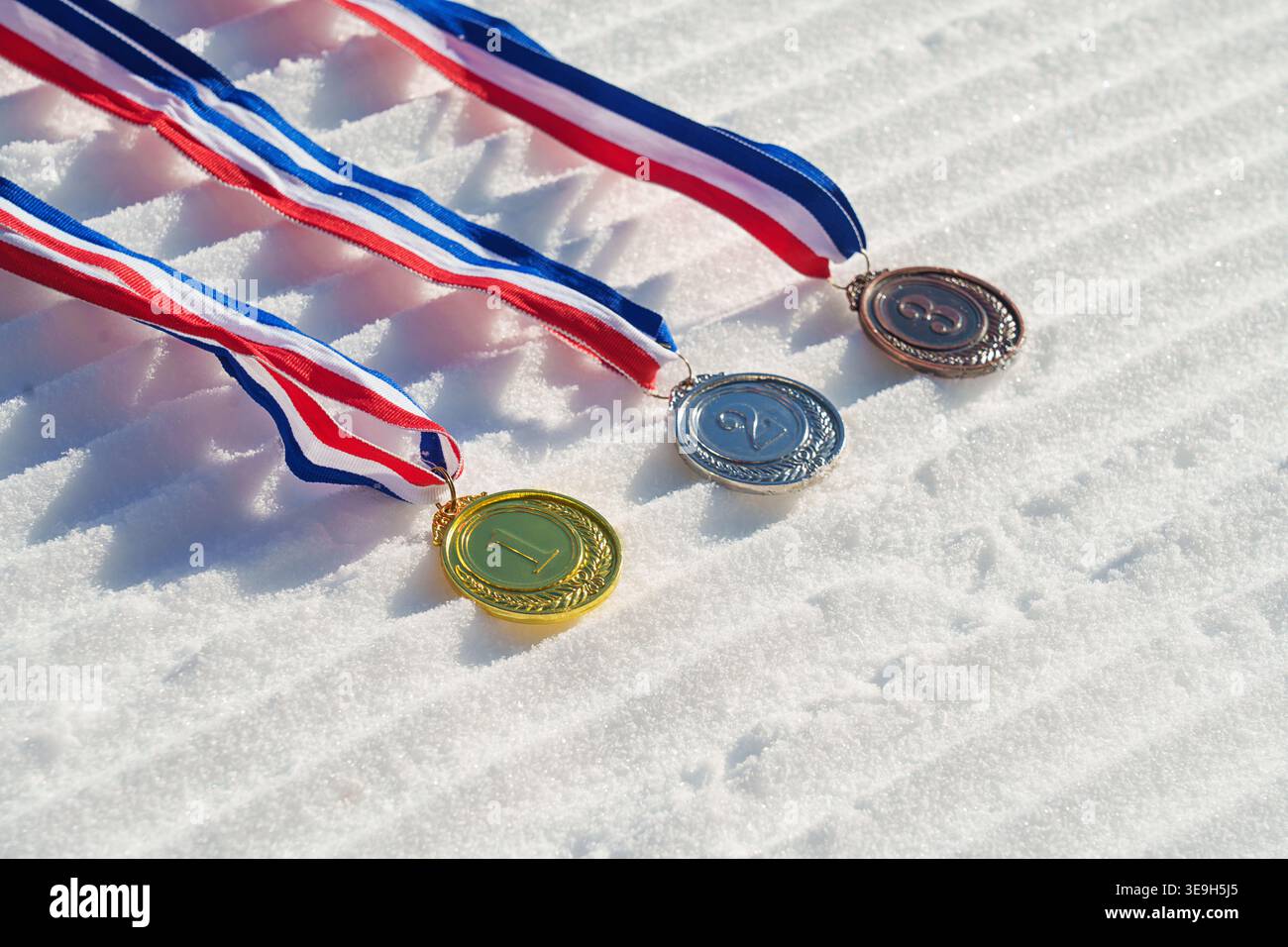 médaille d'or sur les pistes de ski texturées dans la neige - sport d'hiver concept réussi. Ski, biathlon. Banque D'Images