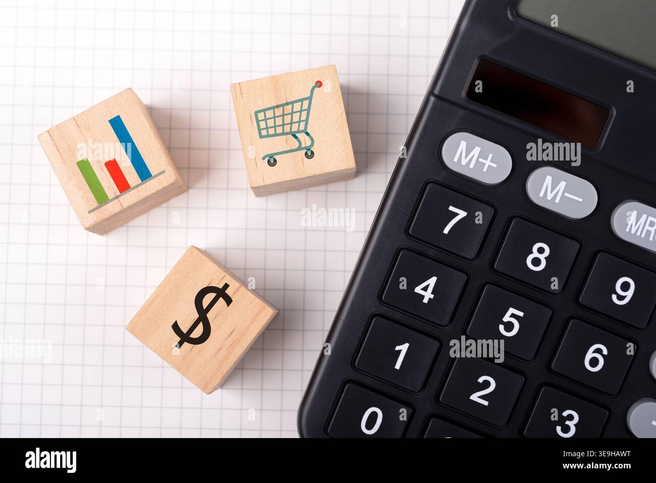Calculatrice et bloc de bois avec graphique de symbole d'entreprise, panier et symbole de dollar Banque D'Images