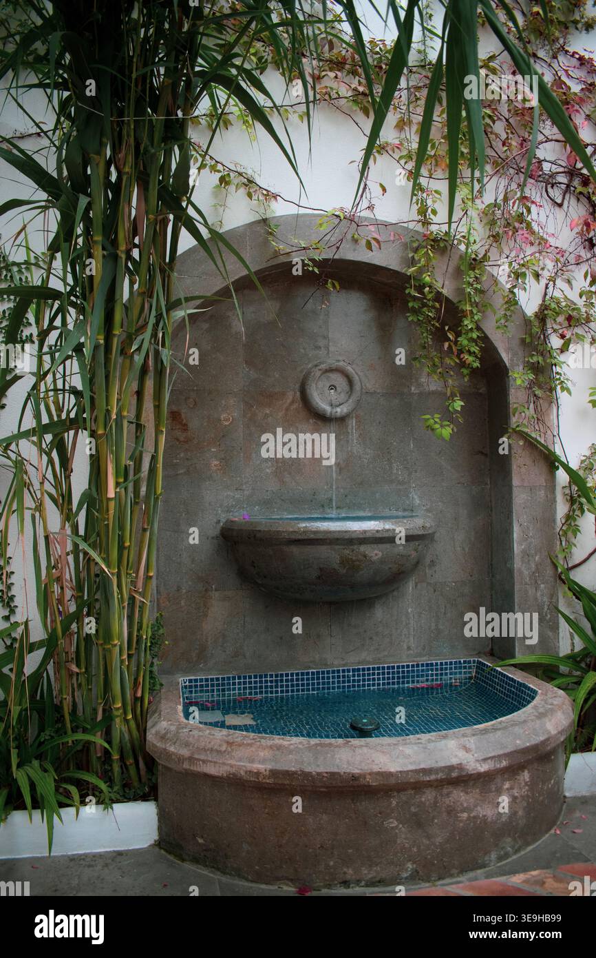 fontaine murale dans la cour extérieure. Banque D'Images