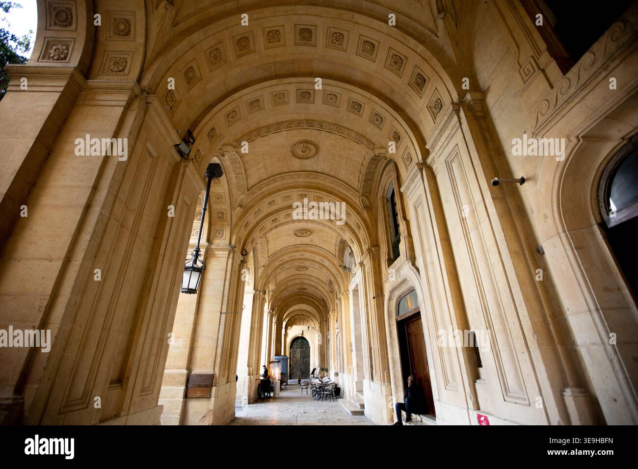 Valetta, Malte - 24 décembre 2025 : cette superbe arche présente l'architecture élégante de la Bibliothèque nationale de Malte, invitant les visiteurs à Banque D'Images