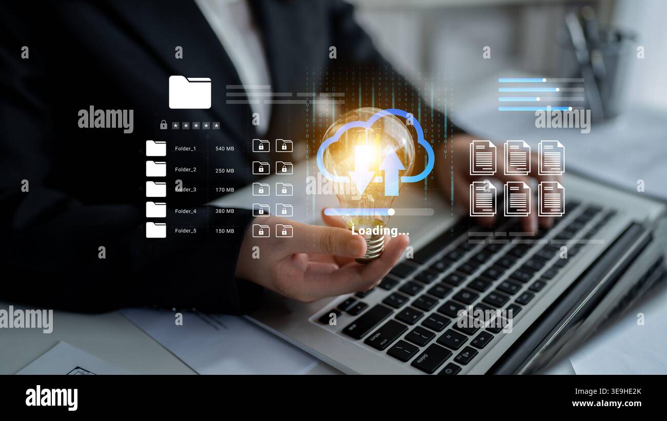 Un homme d'affaires interagit avec un ordinateur portable, présentant la technologie cloud et des visuels de chargement de données. Cette image incarne des solutions numériques modernes dans un Banque D'Images
