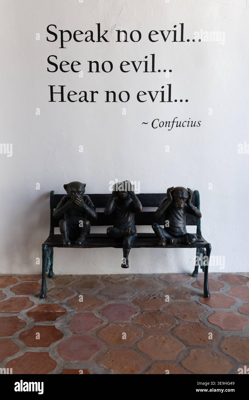 Sculpture de trois singes sages sous Confucius citation à Taverna Tony, Malibu, Californie, États-Unis Banque D'Images