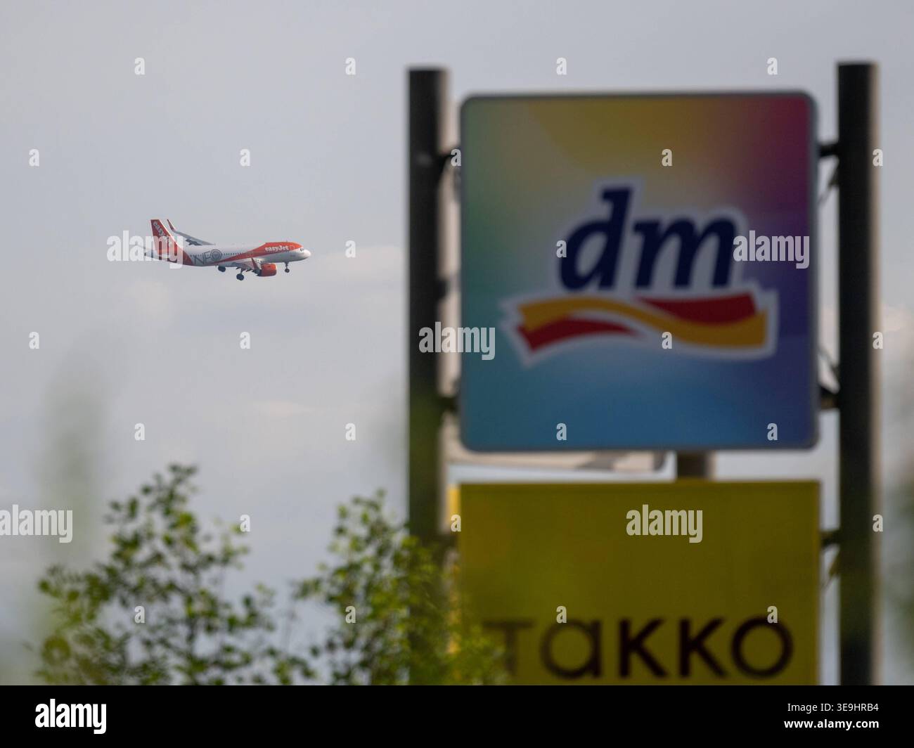 Eimeldingen GER, Flugverkehr, Eimeldingen, 18.04.2026 Ein EasyJet Airbus A320neo mit ausgefahrenem Fahrwerk überfliegt verschwommene Werbeschilder von dm und Takko. *** Eimeldingen GER, Air Traffic, Eimeldingen, 18 04 2026 un Airbus A320neo EasyJet avec train d'atterrissage étendu survole des panneaux publicitaires flous de dm et Takko Copyright : xEibner-Pressefoto/ThomasxHessx EP_THS Banque D'Images