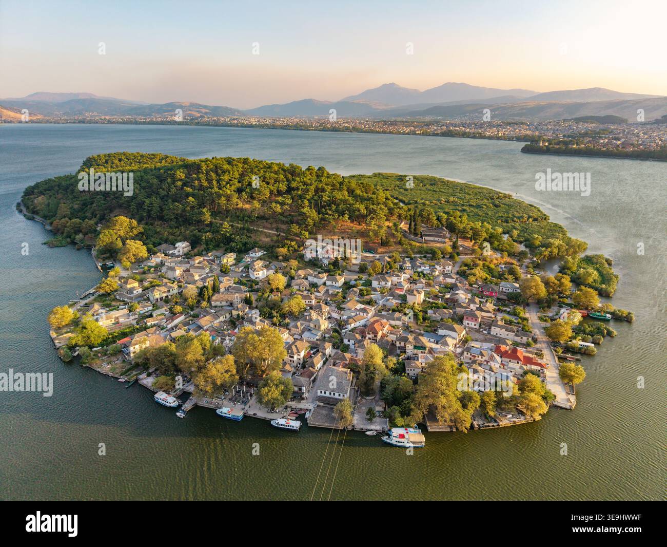 Panorama aérien de l'île Ioannina sur le lac Pamvotis, Grèce Banque D'Images