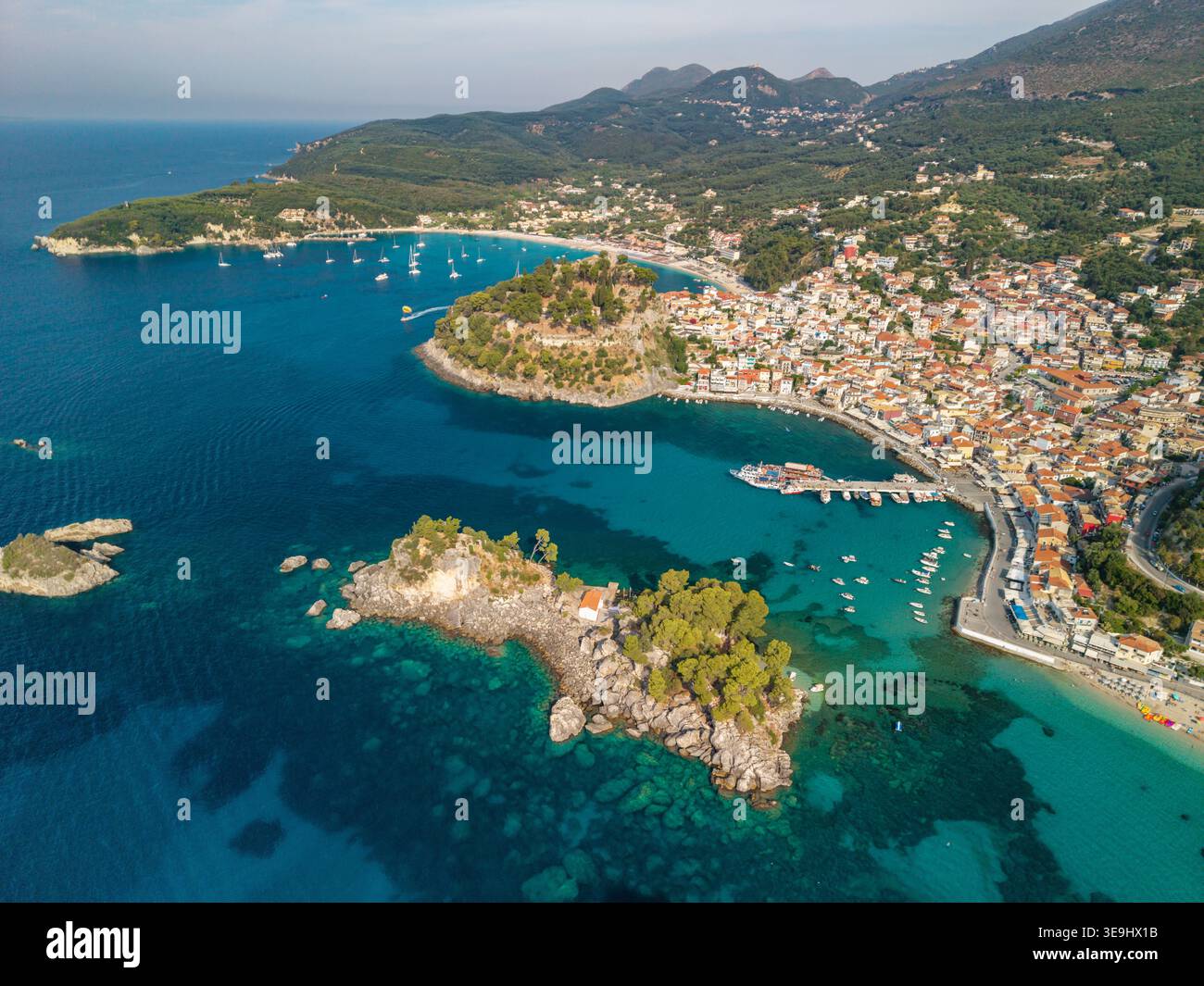 Vue aérienne de l'île de Panagia et de la baie de Parga, Grèce Banque D'Images