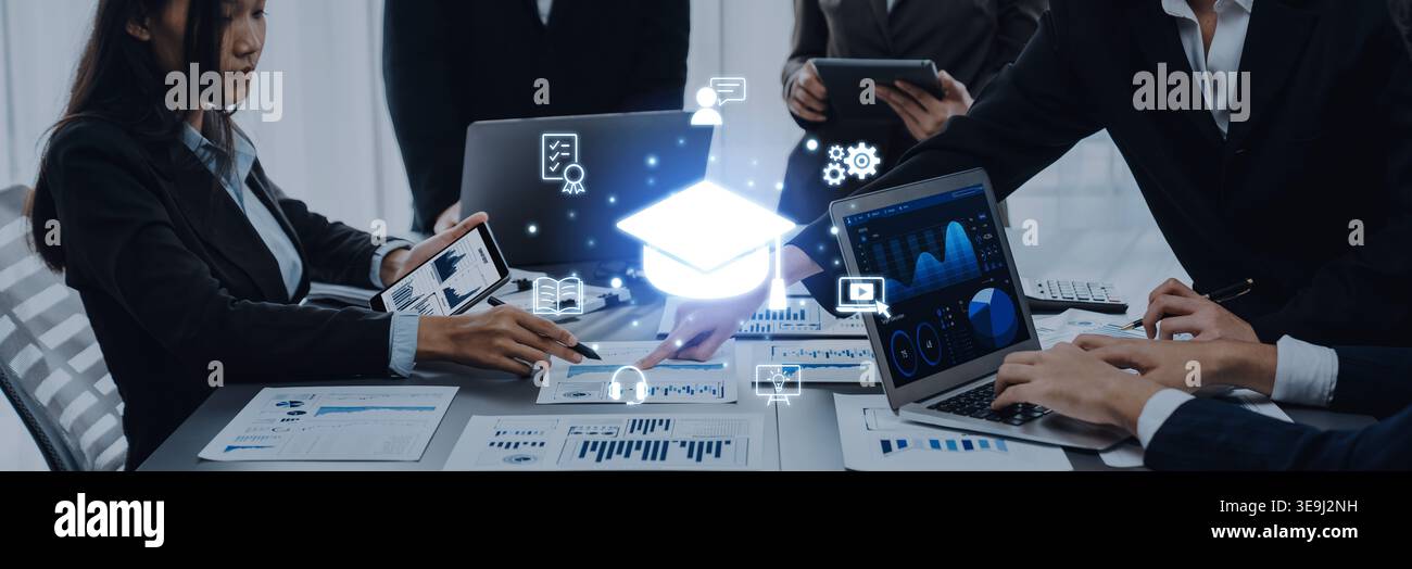 Un groupe diversifié de professionnels collabore dans un bureau moderne, en utilisant des appareils numériques pour se concentrer sur l'éducation et l'apprentissage en ligne, l'amélioration Banque D'Images