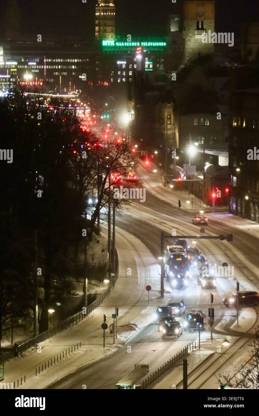 Mannerheimintie à Helsinki, circulation en soirée aux heures de pointe en janvier 2026 Banque D'Images