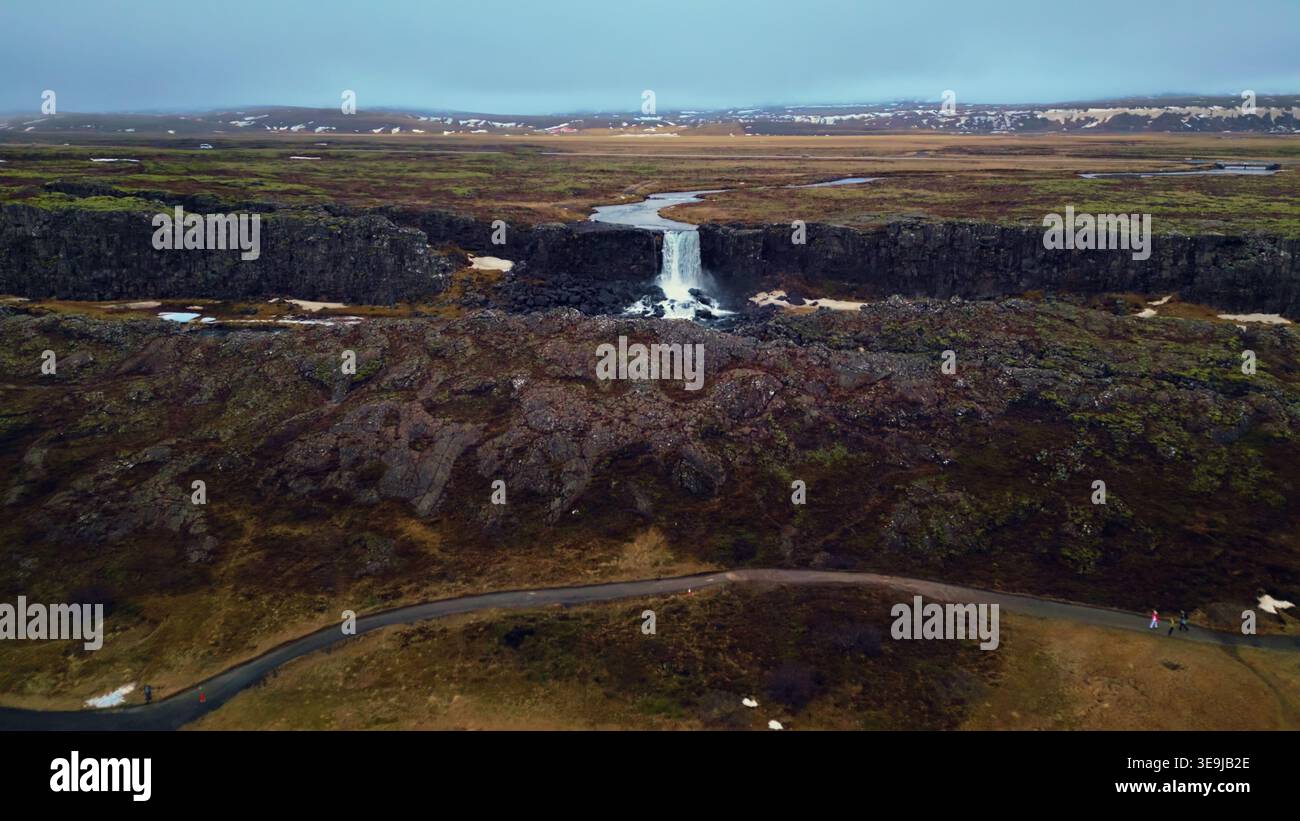 Drone shot de la cascade d'oxarafoss en islande, belle cascade massive qui descend des falaises. Nature islandaise et paysages avec rivière coulant des collines. Ralenti. Banque D'Images