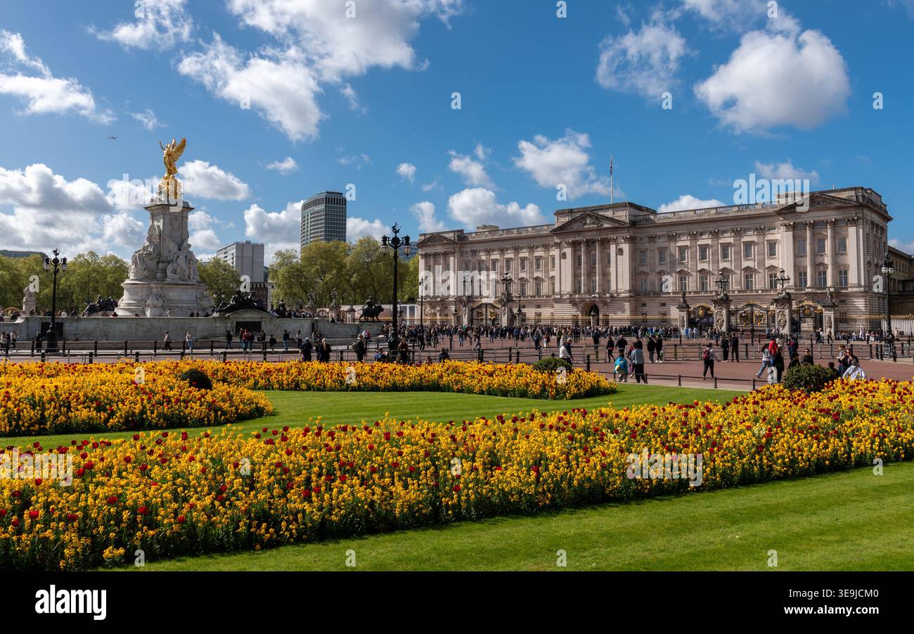 Londres, Angleterre - Royaume-Uni - 18 avril 2026 : vue panoramique du palais historique de Buckingham avec le mémorial Victoria et Spring Gardens sous Blue Sky Banque D'Images