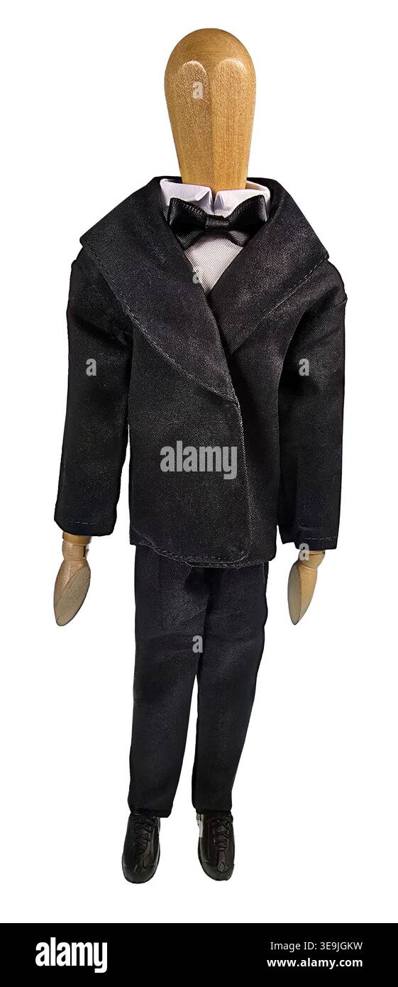 Debout droit dans un smoking noir avec chemise blanche et noeud papillon noir Banque D'Images