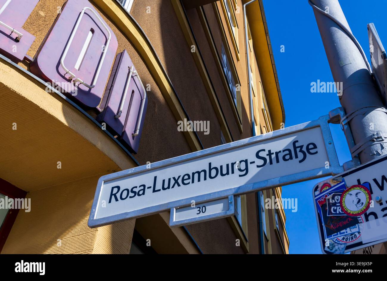 Panneau Rosa-Luxemburg-Straße près du bâtiment du cinéma Kino Babylon à Berlin-Mitte, Allemagne. Straßenschild, Schild, Rosa Luxemburg. Banque D'Images