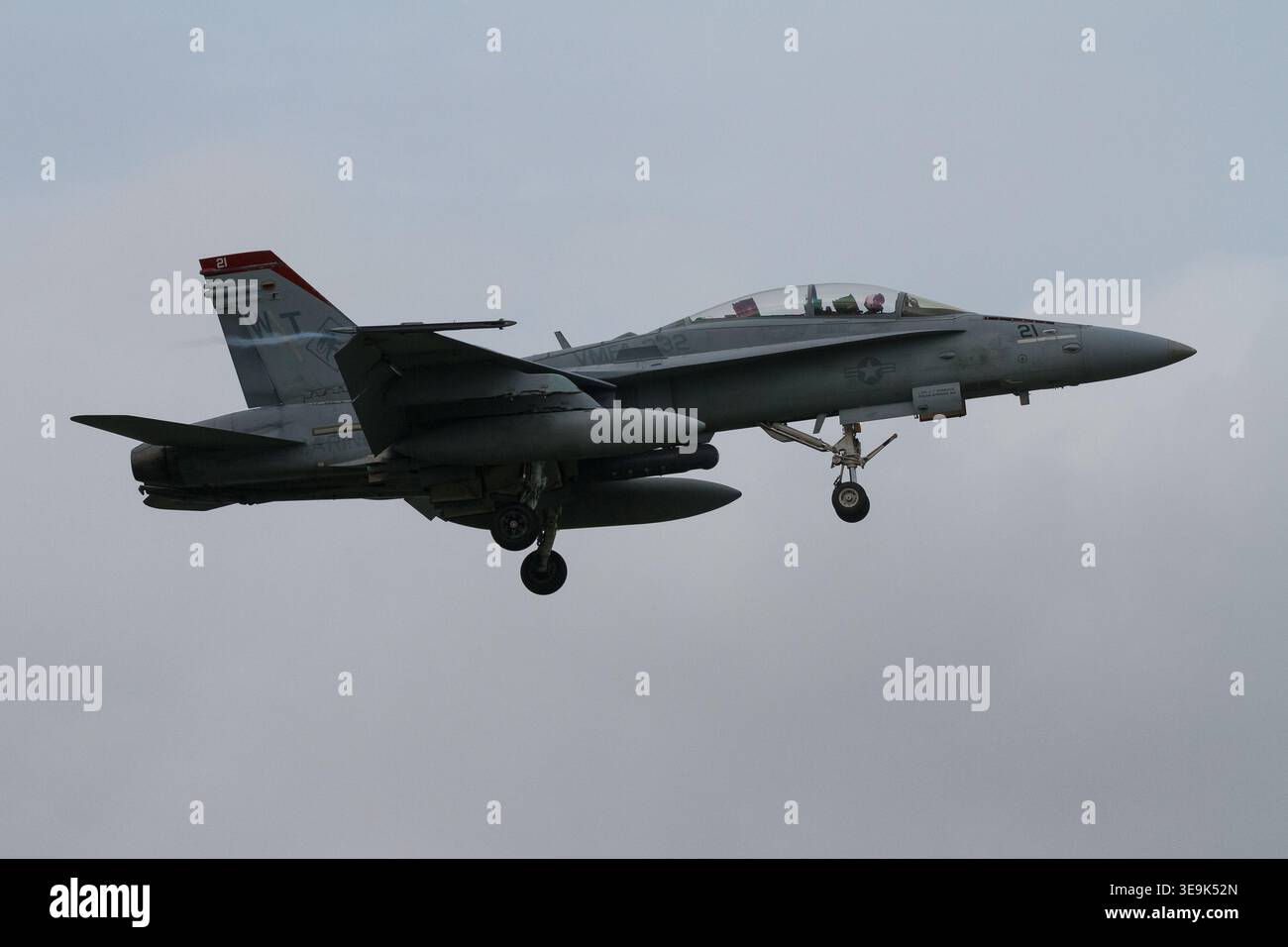 McDonnell Douglas F/A-18 d Hornet chasseur avec l'US Marine corps Fighter Attack Squadron 232 (VMFA-232) 'Red Devils' volant près de la base aérienne Naf Atsugi. Banque D'Images