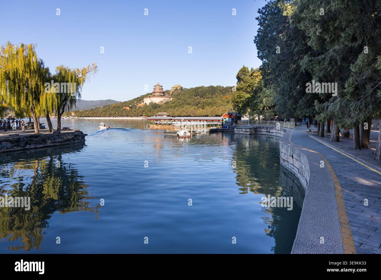 Le Palais d'été de Pékin est le jardin impérial le mieux préservé de Chine, dominé par la colline de longévité et le lac Kunming Banque D'Images