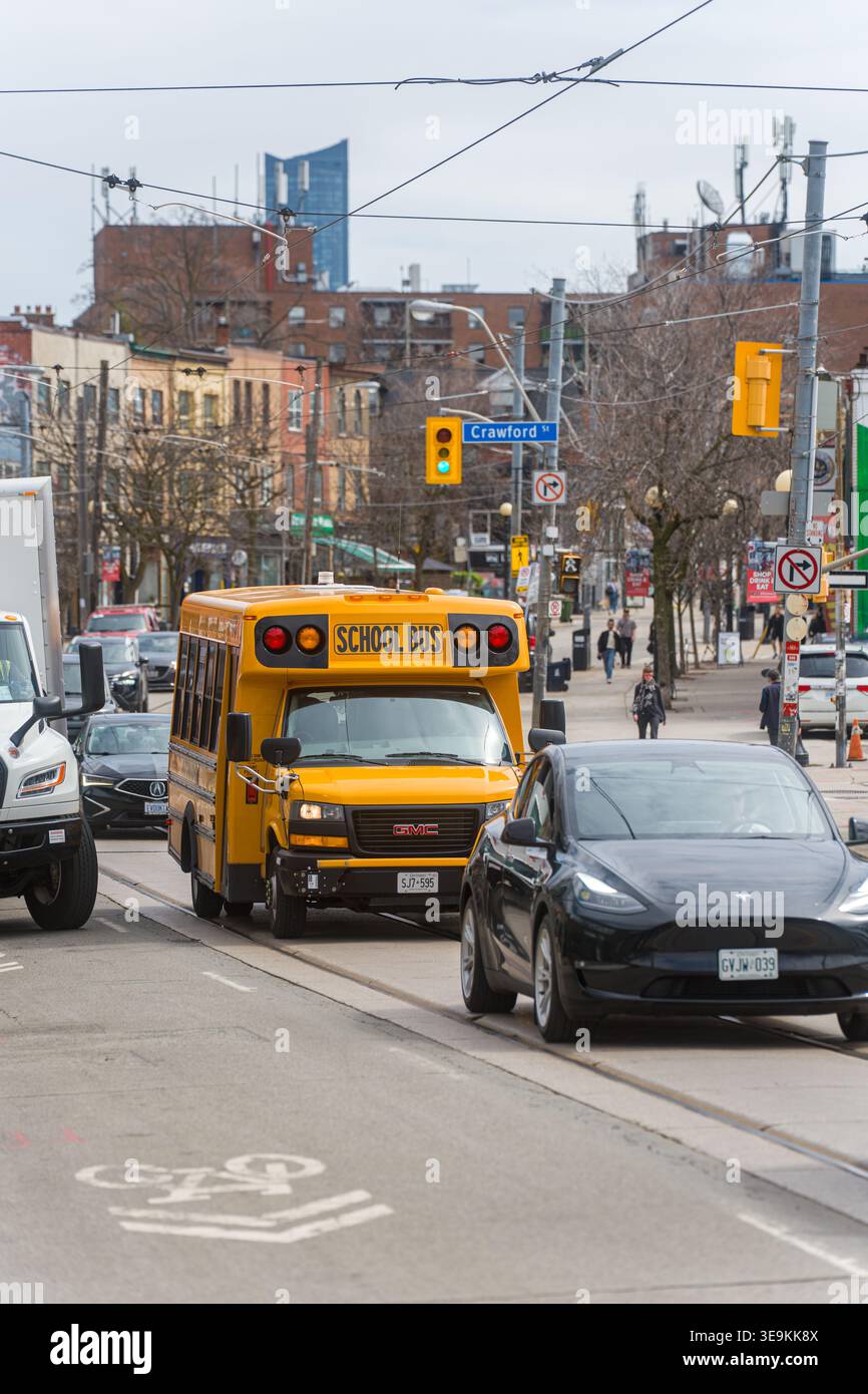 Toronto, Canada - 17 avril 2026 : les premiers apprenants commencent l'aventure urbaine. Les étudiants commencent leur excursion urbaine animée Banque D'Images