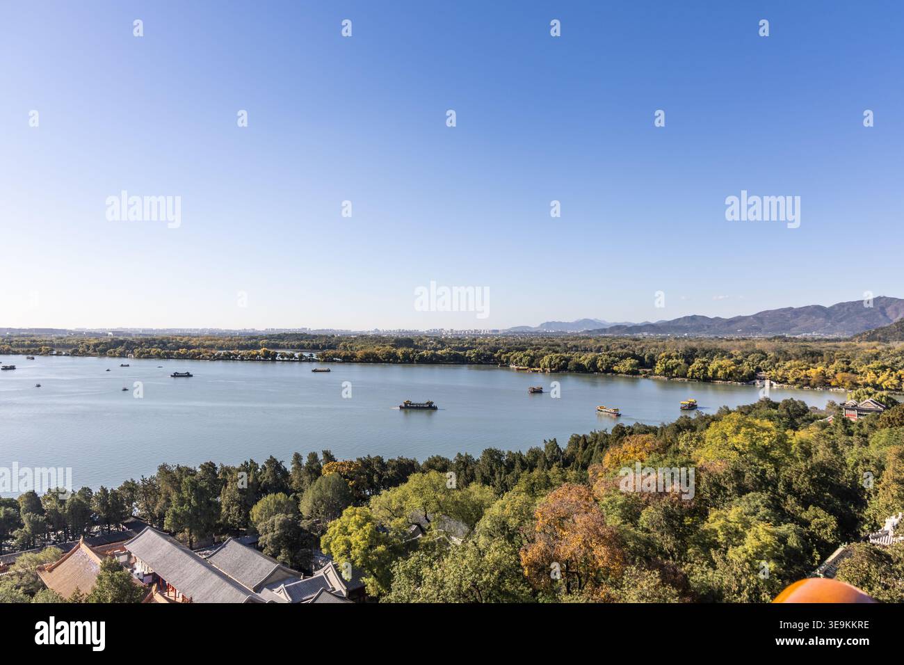 Vue panoramique sur le lac du Palais d'été Kunming depuis la tour surélevée de l'encens bouddhistes à Pékin Banque D'Images
