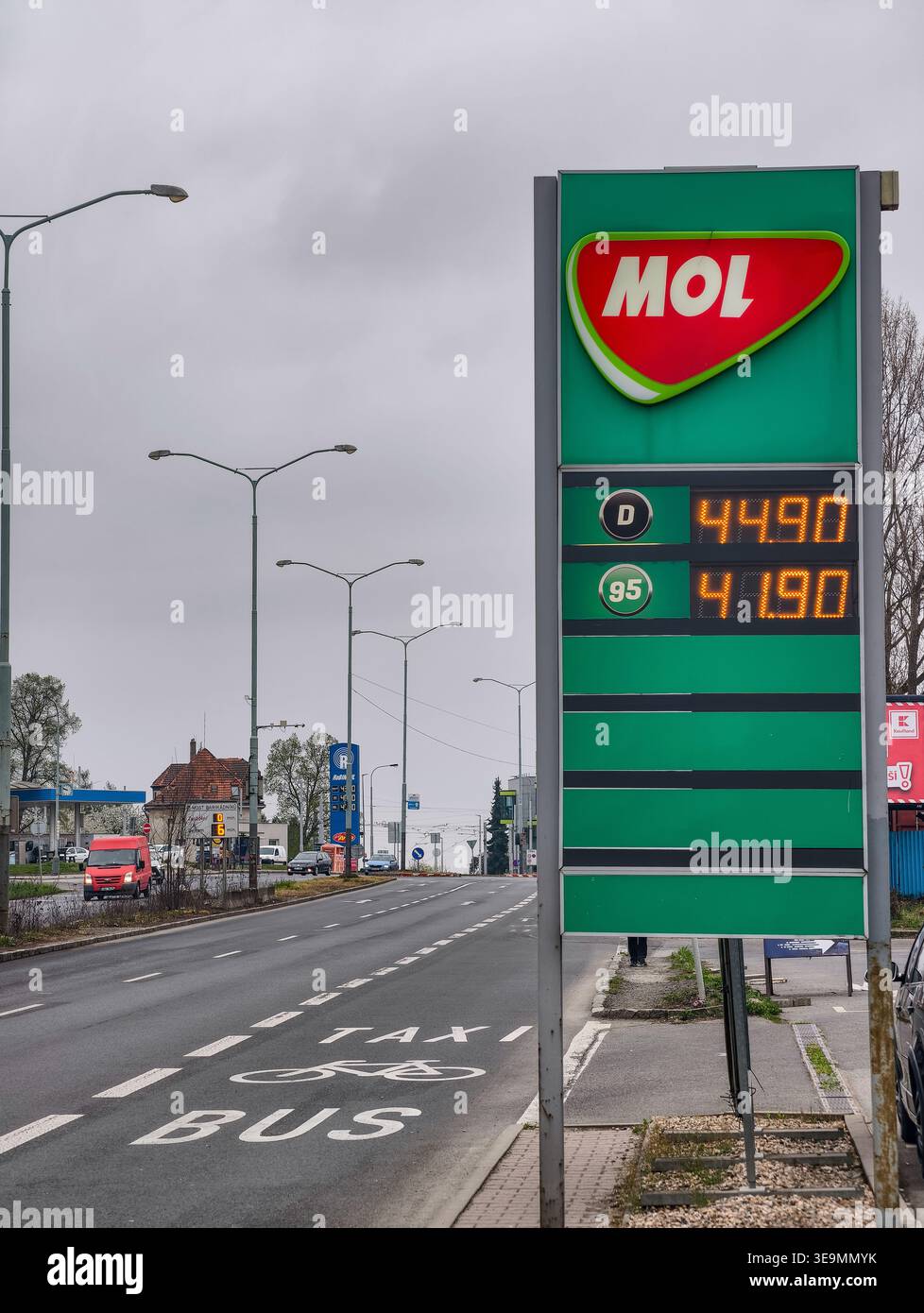 Prague, République tchèque - 15 avril 2026 : panneau de prix de la station-service affichant les prix du diesel et de l'essence à indice d'octane 95 à côté de la route urbaine avec taxi, bus Banque D'Images