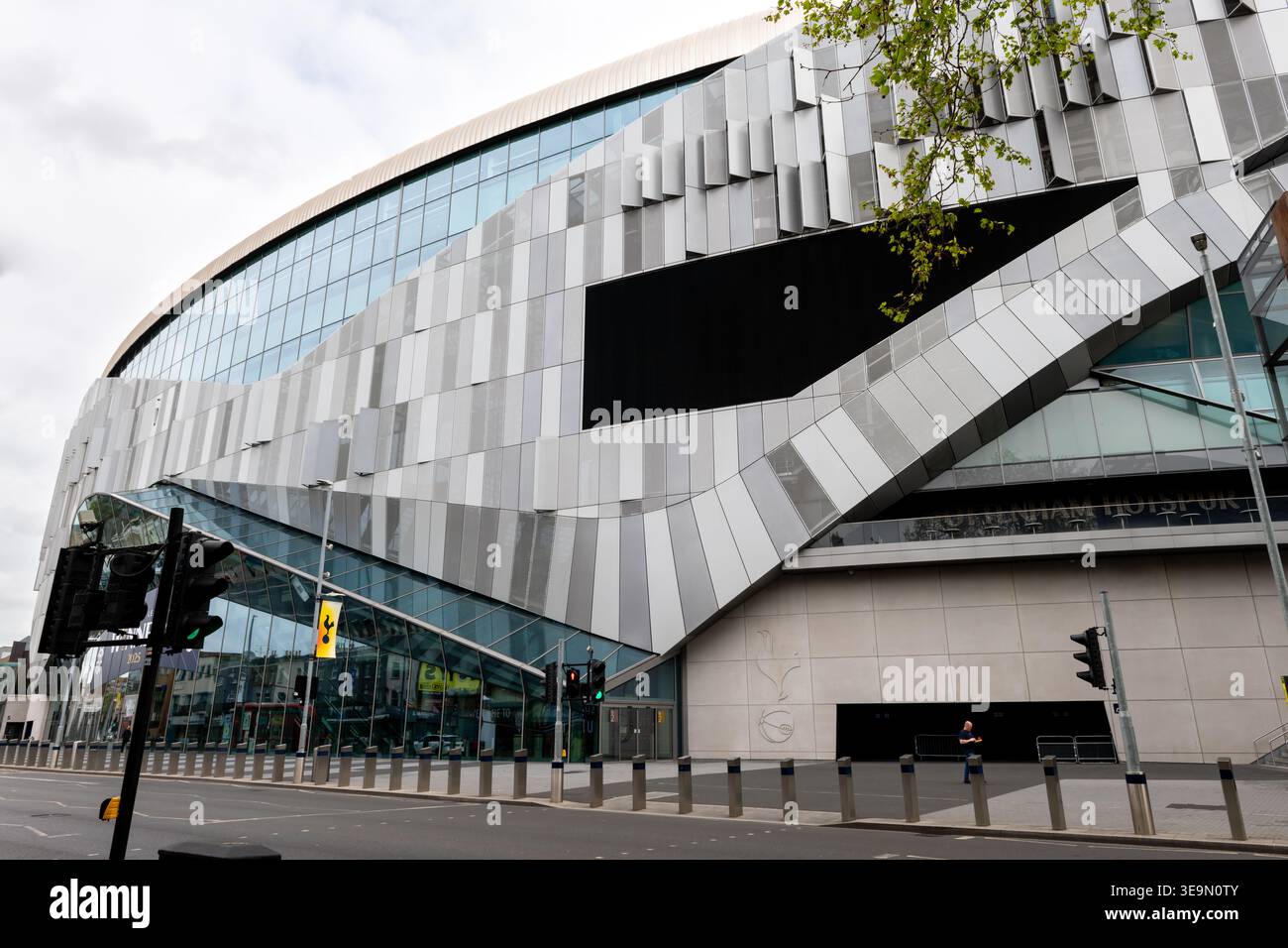 Londres. Royaume-Uni- 17 avril 2026. Vue sur la rue de la façade du stade Tottenham Hotspur. Banque D'Images