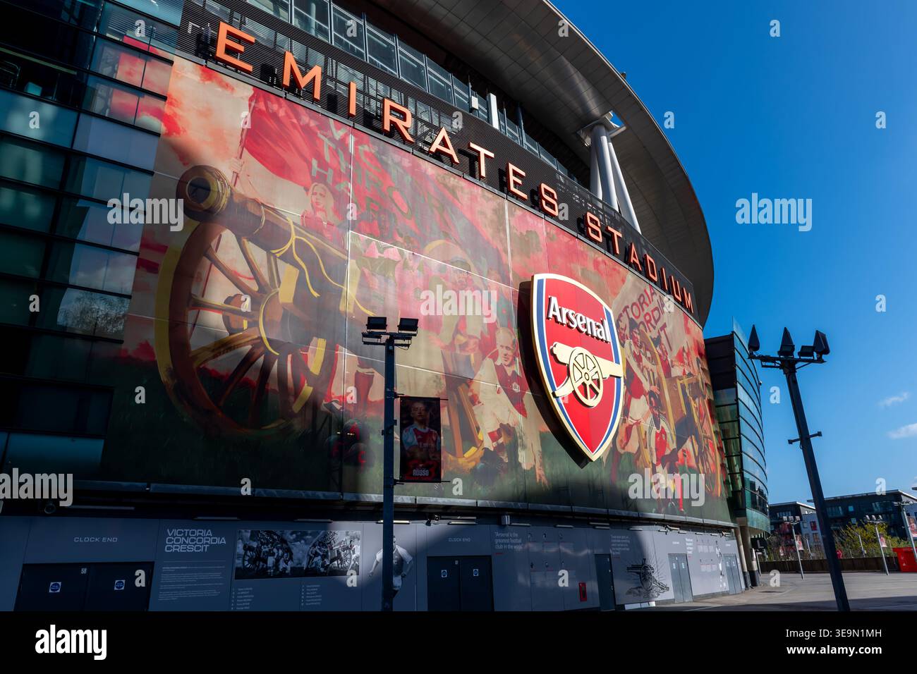 Londres. Royaume-Uni- 12 avril. 2026. La façade du stade Emirates avec la lumière du soleil du matin mettant en valeur le symbole de l'Arsenal Football Club. Banque D'Images