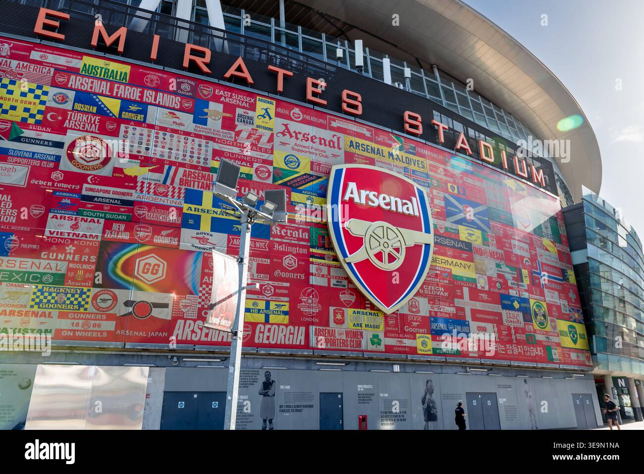 Londres. Royaume-Uni- 12 avril. 2026. Le symbole de l'Arsenal Football Club sur la façade de l'Emirates Stadium. Banque D'Images