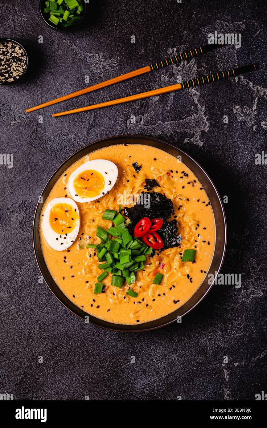 Nouilles instantanées de style coréen, Shin Ramyeon avec oeuf, vue de dessus. Banque D'Images