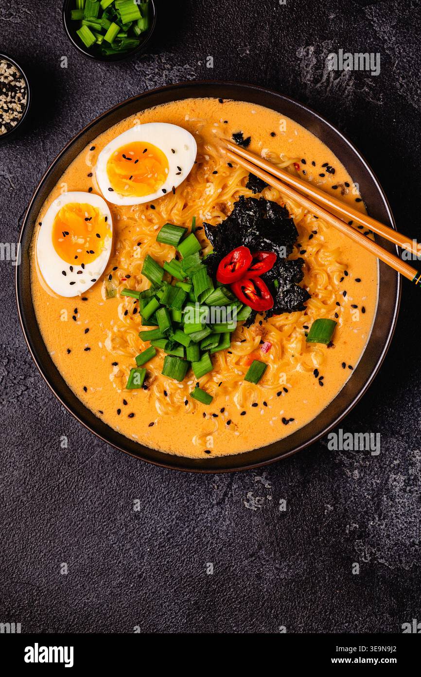 Nouilles instantanées de style coréen, Shin Ramyeon avec oeuf, vue de dessus. Banque D'Images