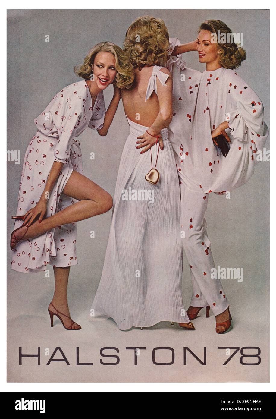1978 Halston annonce mode mettant en vedette les mannequins Karen Bjornson (g) et Anna Andersen, la collection reflète le style « disco » typique de l'époque, avec des formes fluides et des coupes fonctionnelles mais spectaculaires. Banque D'Images