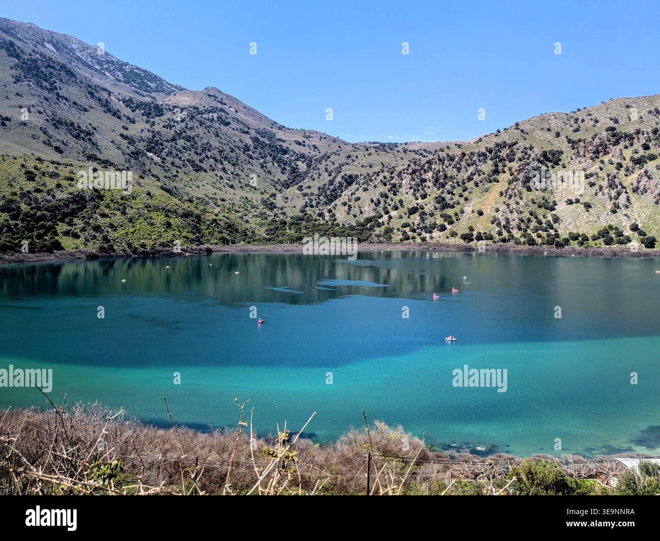 Bleu vert lac calme entouré de collines verdoyantes au lac Kournas Crète - Image de stock capturée avec un smartphone