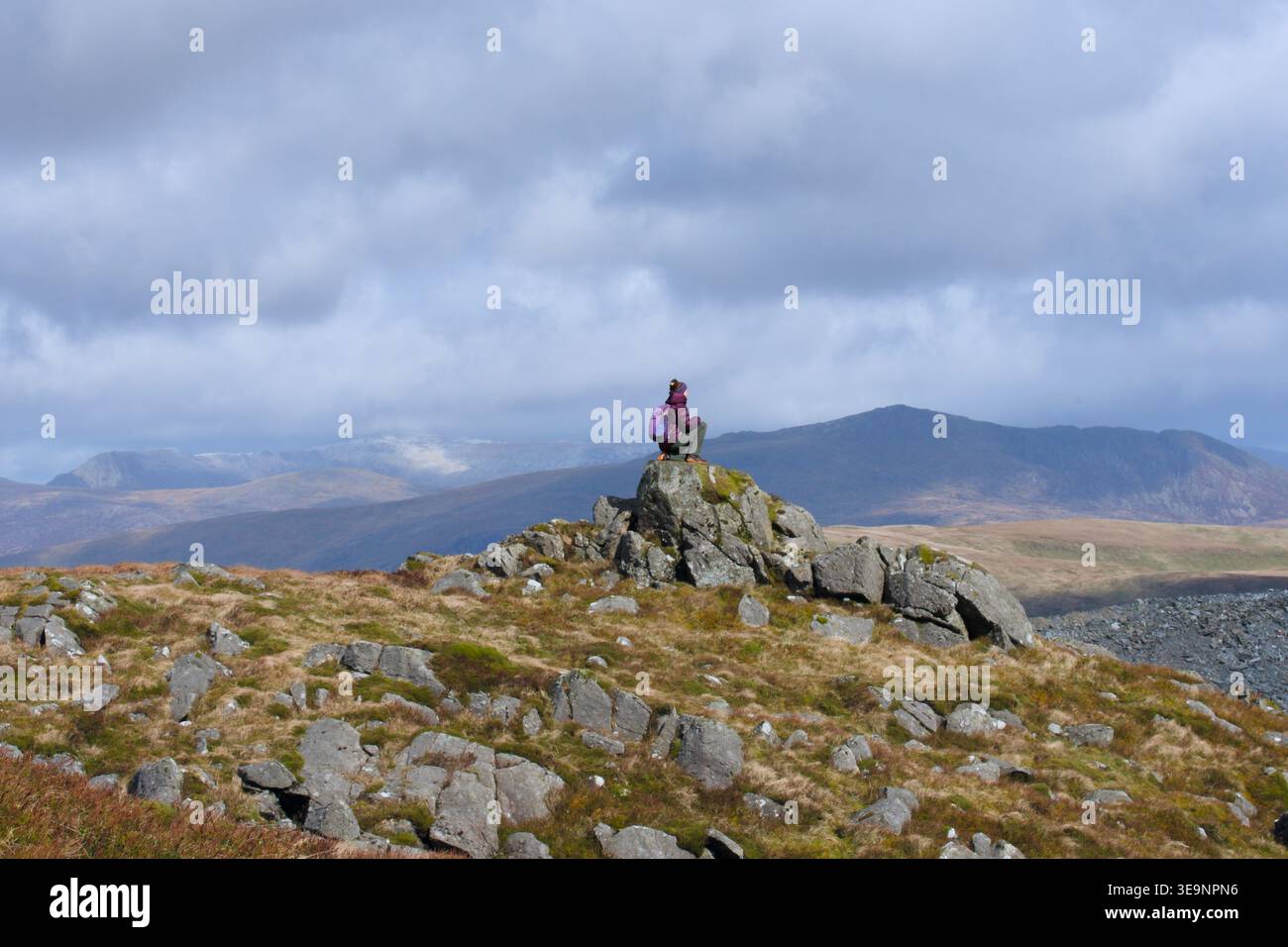 Randonneur assis sur le sommet de la montagne profitant de vista Banque D'Images