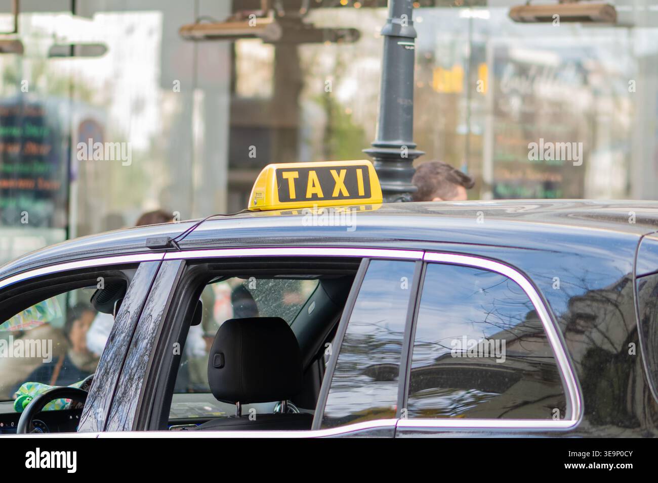 Voiture de taxi avec panneau de toit jaune sur la rue de la ville Vienne. Banque D'Images