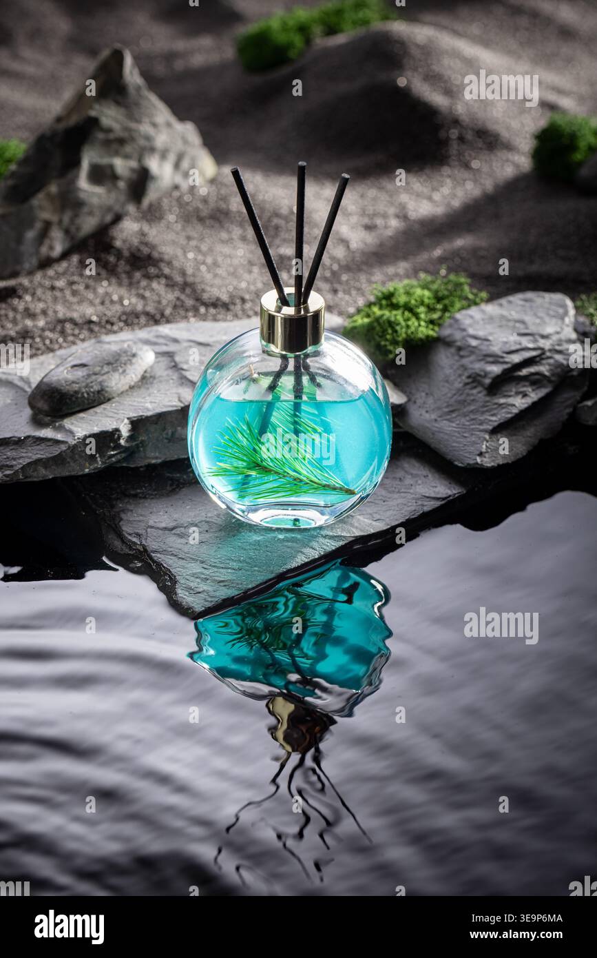 Diffuseur de parfum sophistiqué avec le parfum du désert et de l'oasis. Diffuseur de parfum sur désert sombre. Banque D'Images