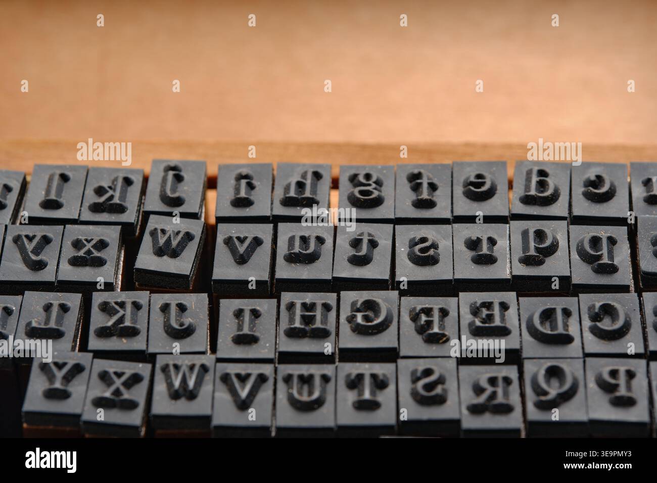 Concentrez-vous sur les lettres en caoutchouc noir utilisées pour l'impression manuelle, montrant divers caractères et détails de polices Banque D'Images