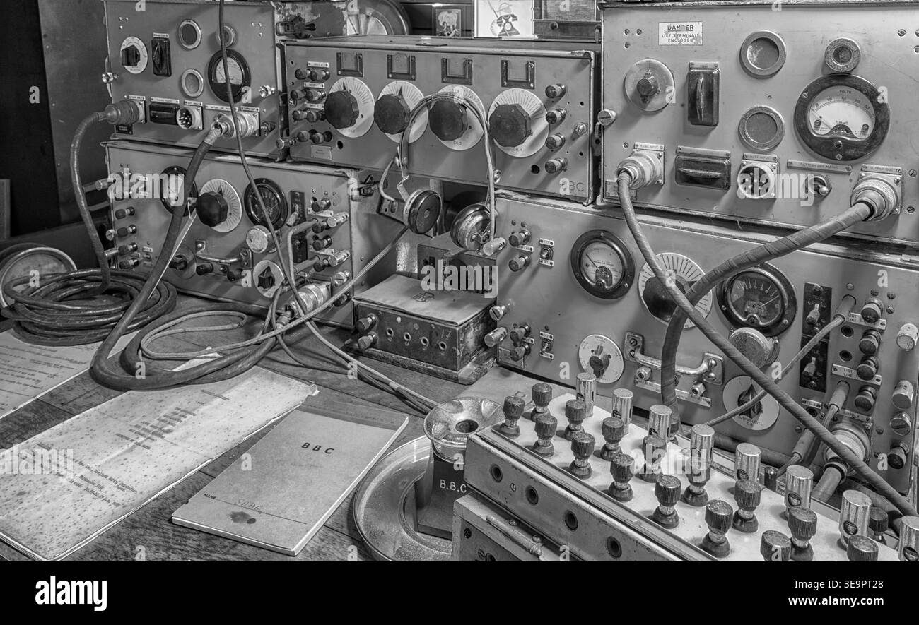 Collection d'équipements de diffusion extérieure vintage BBC OBA/8. Cette configuration était couramment utilisée à la fin des années 1930 et pendant les années de guerre pour les reportages sur le terrain. Elle comprend des amplificateurs, des alimentations et des mélangeurs généralement organisés pour la diffusion sonore mobile. Banque D'Images