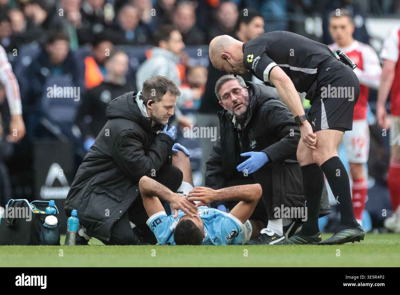 Manchester, Royaume-Uni. 19 avril 2026. Rodrigo de Manchester City reçoit un traitement lors du match de premier League Manchester City vs Arsenal à l'Etihad Stadium, Manchester, Royaume-Uni, le 19 avril 2026 (photo de Mark Cosgrove/News images) crédit : News images LTD/Alamy Live News Banque D'Images