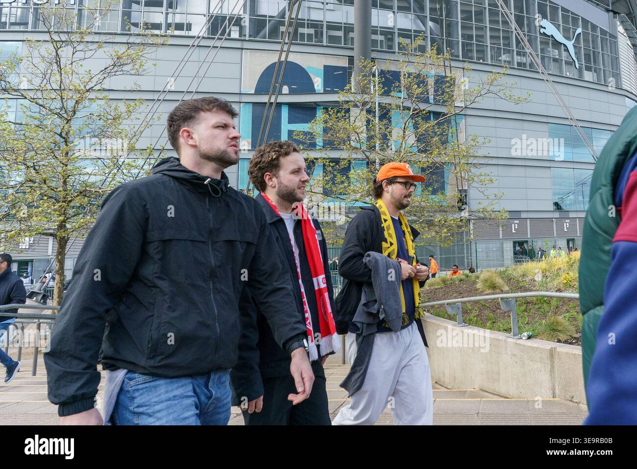 Manchester, Royaume-Uni, 19 avril 2026 : les fans d'Arsenal en dehors du terrain avant Manchester City vs Arsenal au stade Etihad, Manchester, Adam Edwards/Alamy Live News Banque D'Images