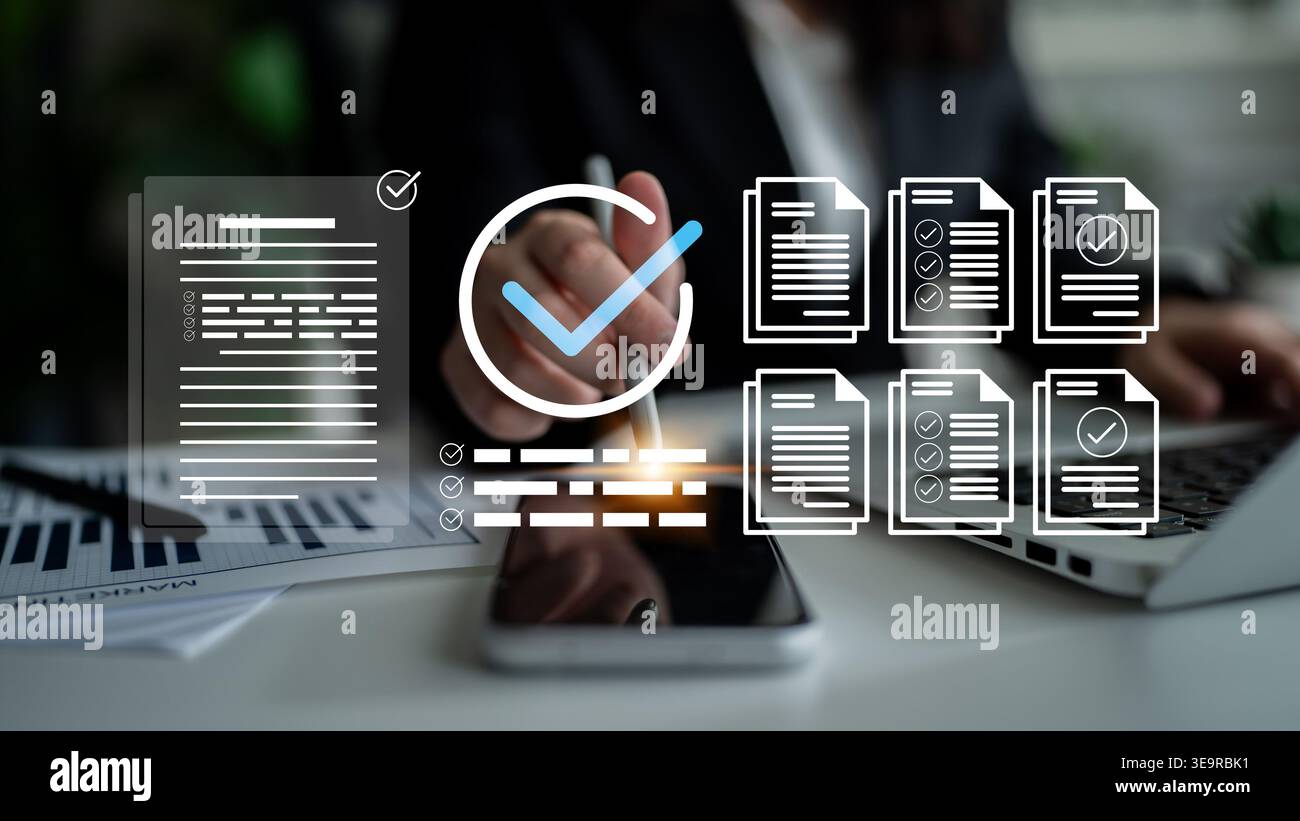 Une vue détaillée d'un espace de travail de bureau avec des documents, des listes de contrôle et un smartphone, mettant l'accent sur la productivité et l'efficacité dans les entreprises modernes Banque D'Images