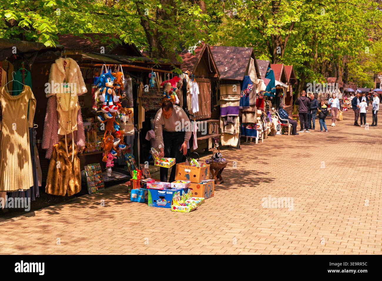 Les stands de marché extérieurs affichent des jouets de vêtements colorés Banque D'Images
