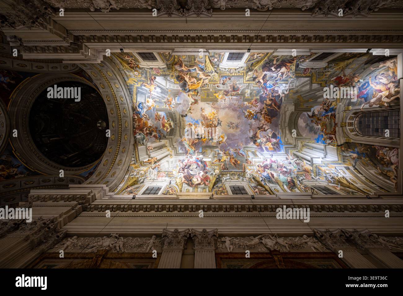 Rome, Italie - 28 août 2025 : plafond intérieur baroque de SantIgnazio di Loyola à Rome, avec fresque en trompe-loeil Andrea Pozzo et encadrement en stuc orné Banque D'Images